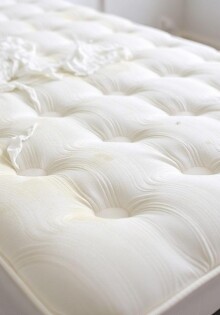 Как избавиться от пятен на матрасе: простые шаги и когда нужна химчистка