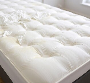 Как избавиться от пятен на матрасе: простые шаги и когда нужна химчистка