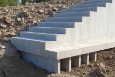 ЖБИ в деле: как выбирать и использовать лестничный марш, плиты дорожные и железобетонный фундамент