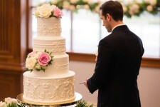 Открытые торты на свадьбу: простой путь к эффектному и душевному десерту